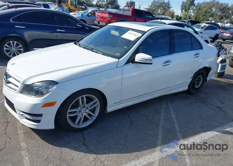 2013 Mercedes-Benz C 250 Sport z USA, uszkodzony, nr VIN WDDGF4HB3DA757264